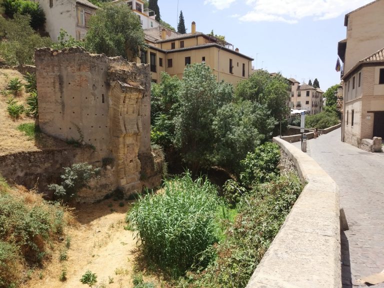 Puerta de los Tableros en Granada: Ingeniería Nazarí del Darro 2026