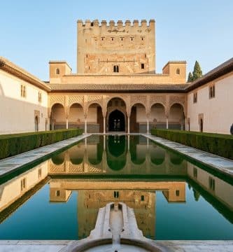 Patio de los Arrayanes y reflejo en el estanque de la Torre de Comares en la Alhambra