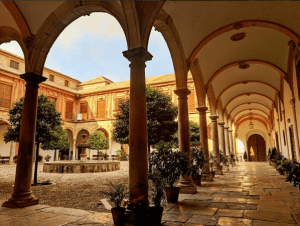 Patio y galería de la Abadía del Sacromonte