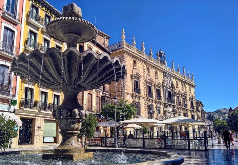 Plaza Nueva de Granada: Historia, Terrazas, Monumentos y Punto de Encuentro 2026