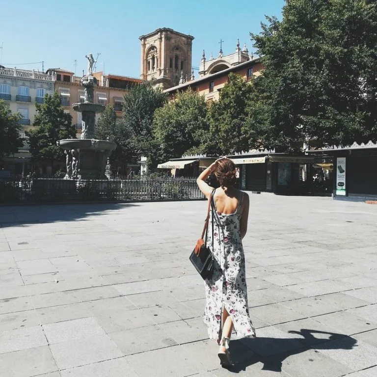 Plaza Bib-Rambla: fontana, caffè e passeggiata per il centro