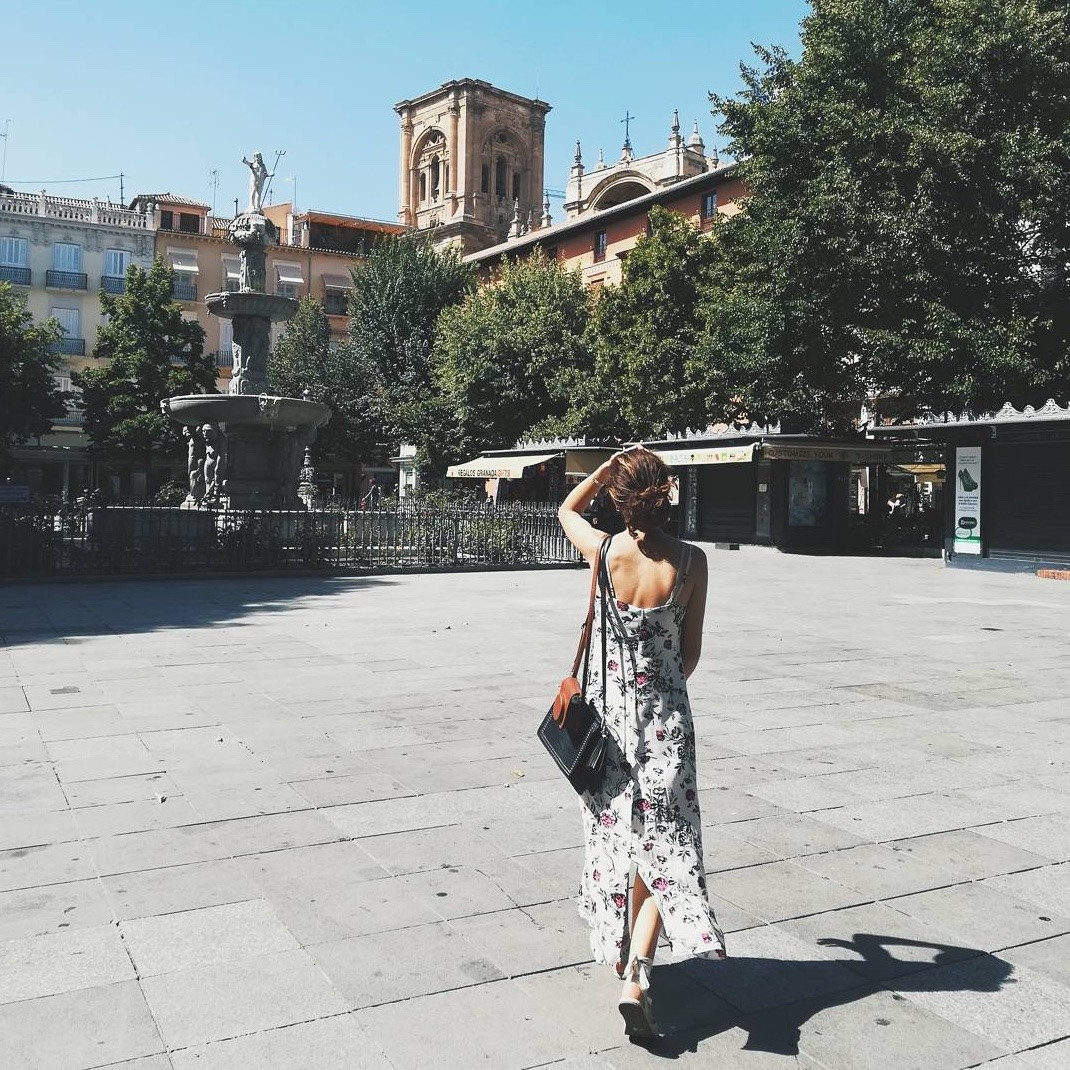 Plaza Bib-Rambla: Giant Fountain, Fresh Flowers & Historic Churros 2026