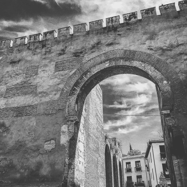 Puerta de Elvira en Granada: El Acceso Califal a la Medina y Consejos 2026