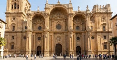 Fachada renacentista y barroca de la Catedral de Granada de Alonso Cano en la Plaza de las Pasiegas