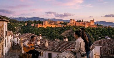 Atardecer dorado sobre la Alhambra y picos nevados de Sierra Nevada desde el pretil de San Nicolás