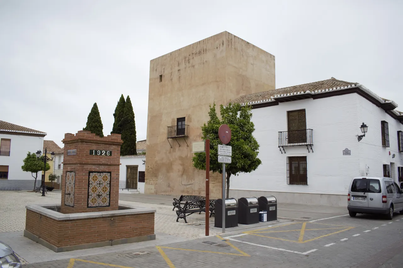Vista del Torreón de Las Gabias y su plaza desde una fotografía de referencia de 2018