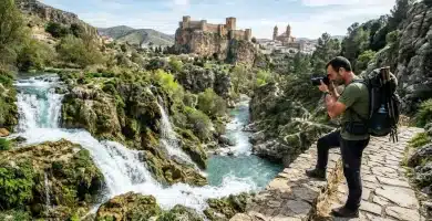 Loja 4 Monumento Natural de los Infiernos de Loja con cascadas de toba caliza sobre el río Genil y la Alcazaba en lo alto