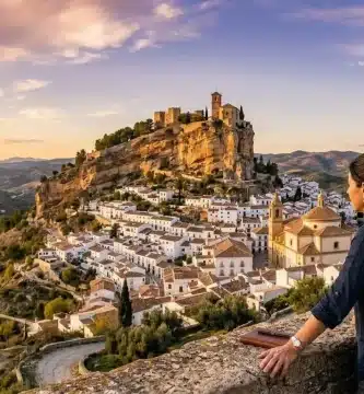 Montefrío 2 Panorámica de Montefrío desde el Mirador National Geographic con la Iglesia de la Villa, el castillo árabe y el caserío blanco entre olivares al atardecer