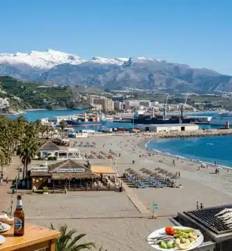 Motril 1 Terraza con espeto de sardinas en Playa Granada con el puerto de Motril y las cumbres nevadas de Sierra Nevada de fondo