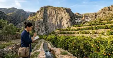 Nigüelas 7 Monumento Natural de la Falla de Nigüelas con acequia histórica de agua cristalina y bancales de naranjos en el Valle de Lecrín