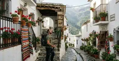 Pampaneira 3 Calle típica de Pampaneira con tinao tradicional de castaño, jarapas artesanales en fachadas blancas y vistas a Sierra Nevada