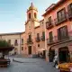 Plaza mayor de Ugíjar con la fachada renacentista de la Colegiata de Nuestra Señora del Martirio y casonas señoriales alpujarreñas