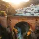 Puente de piedra medieval de origen andalusí sobre el barranco de Válor rodeado de castaños milenarios y acequias tradicionales en la Alpujarra
