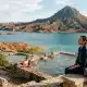 Piscinas termales de Zújar con vistas panorámicas al Cerro Jabalcón y a las aguas turquesas del Embalse del Negratín