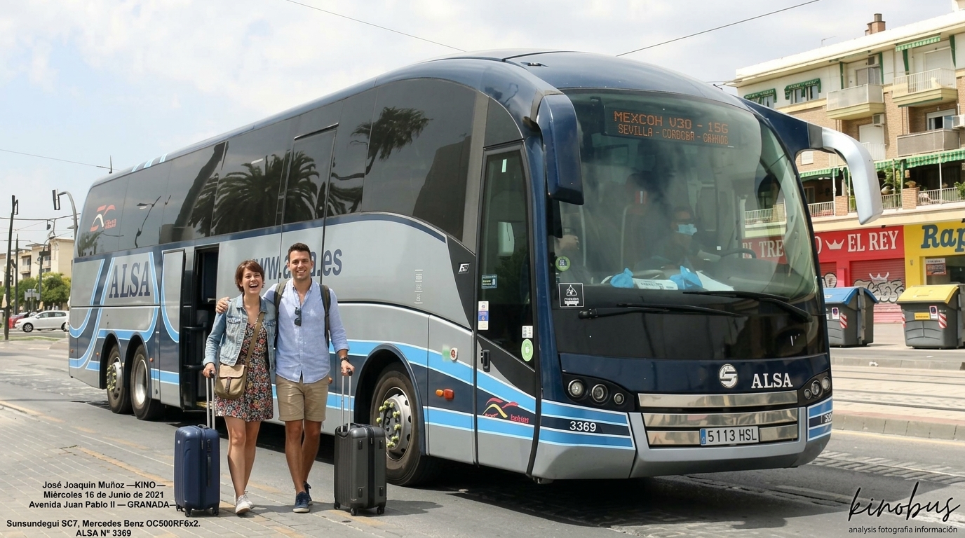 Viajeros con equipaje subiendo al autobús ALSA del Aeropuerto de Granada Federico García Lorca hacia el centro de la ciudad