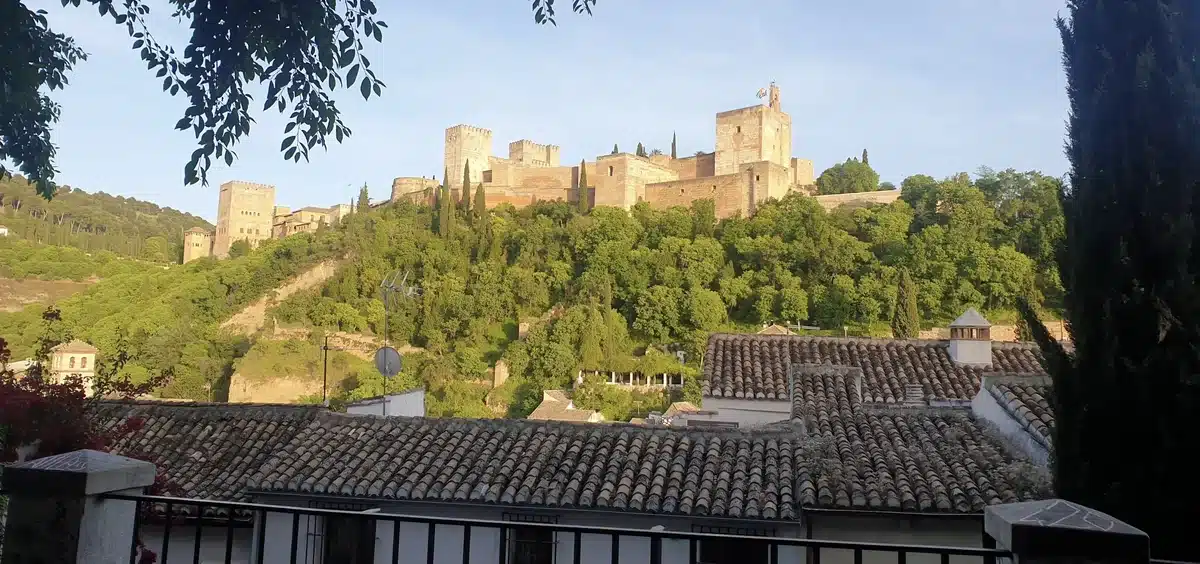 Carmen-Terrasse im Albaicín mit Blick auf die Paläste der Alhambra