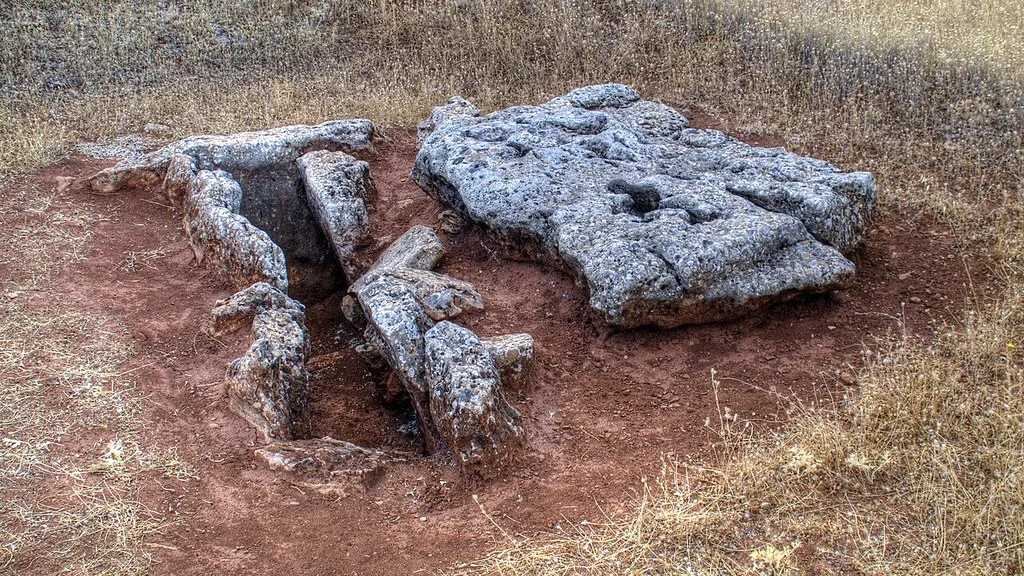 Conjunto Arqueológico de Las Peñas de los Gitanos en Montefrío: 100 dólmenes y poblado íbero-romano — Detalle paisajístico y ambiente cultural