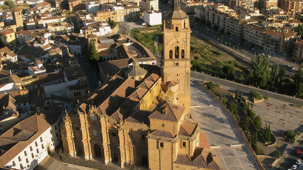 グアディクス（Guadix）観光ガイド：洞窟住居地区・大聖堂・ローマ劇場と展望台 — 歴史建築と散策路の風景