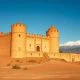 グラナダ「ラ・カラオラ城（Castillo de La Calahorra）」完全ガイド2026：シエラネバダ山麓の赤き城塞の内部見学日・料金・アクセス